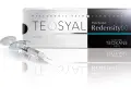 Strzykawka z preparatem Teosyal Redensity II, gotowa do użycia, obok eleganckiego opakowania.