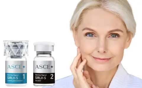 Piękna kobieta z delikatnymi zmarszczkami, obok niej dwa flakoniki z produktem ASCE+ Derma Signal SRLV-S, zawierającym egzosomy.