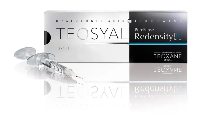 Strzykawka z preparatem Teosyal Redensity II, gotowa do użycia, obok eleganckiego opakowania.